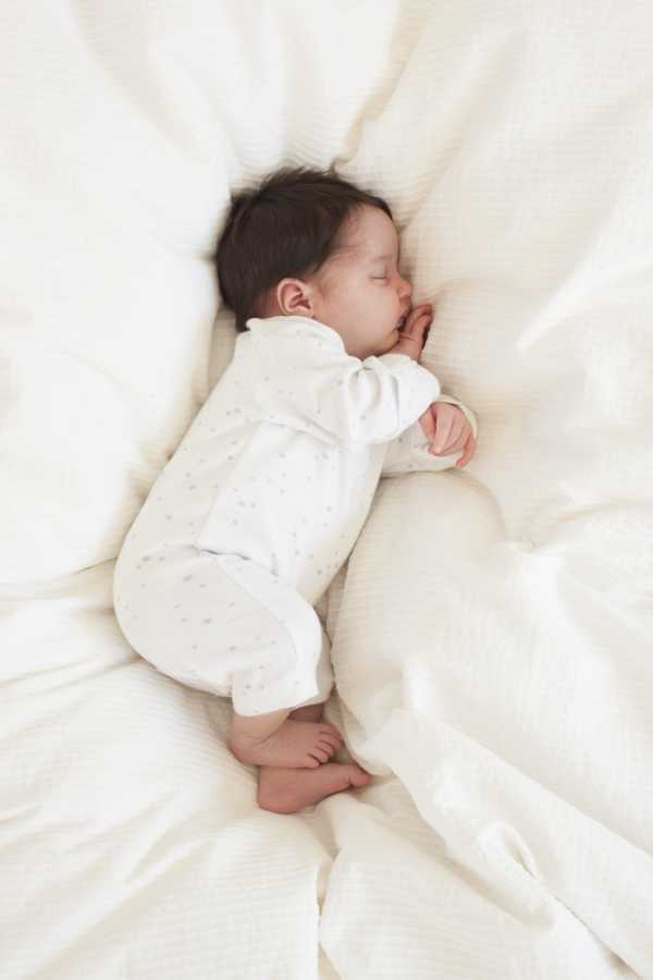 Как должен спать новорожденный комаровский. как должен спать новорожденный? в какой позе класть спать малыша - новая медицина