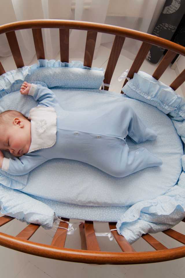 Как должен спать новорожденный и в какой позе его правильно укладывать