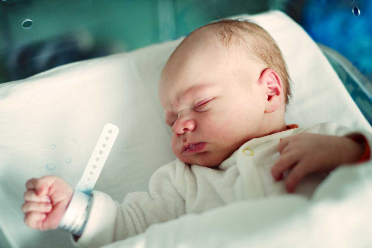 Новорожденный кряхтит во сне и выгибается: что это значит