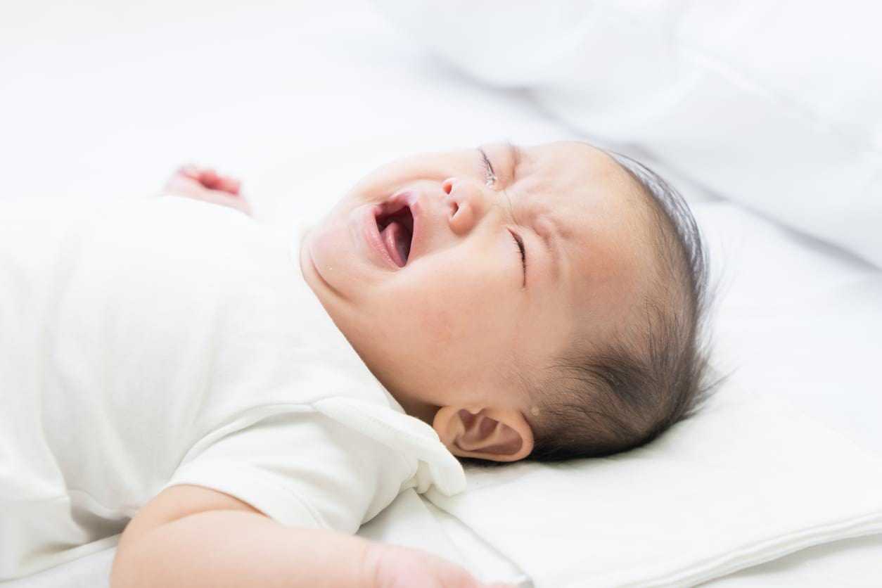 Новорожденный тужится и кряхтит во сне - всё о грудничках