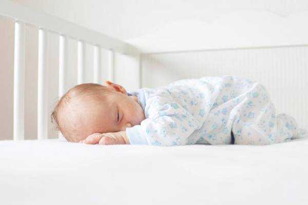 Как должен спать новорожденный? в какой позе класть спать малыша?