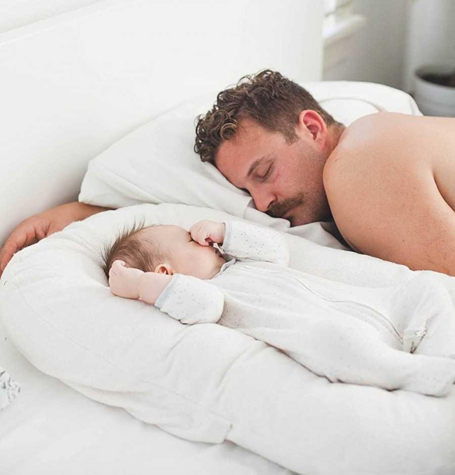 Как и в какой позе должен спать новорожденный ребенок