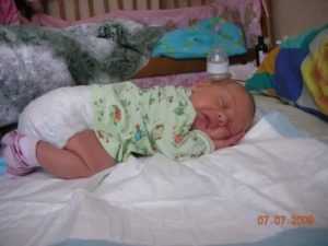 Можно ли новорожденному спать на животе и какие проблемы могут быть от этого