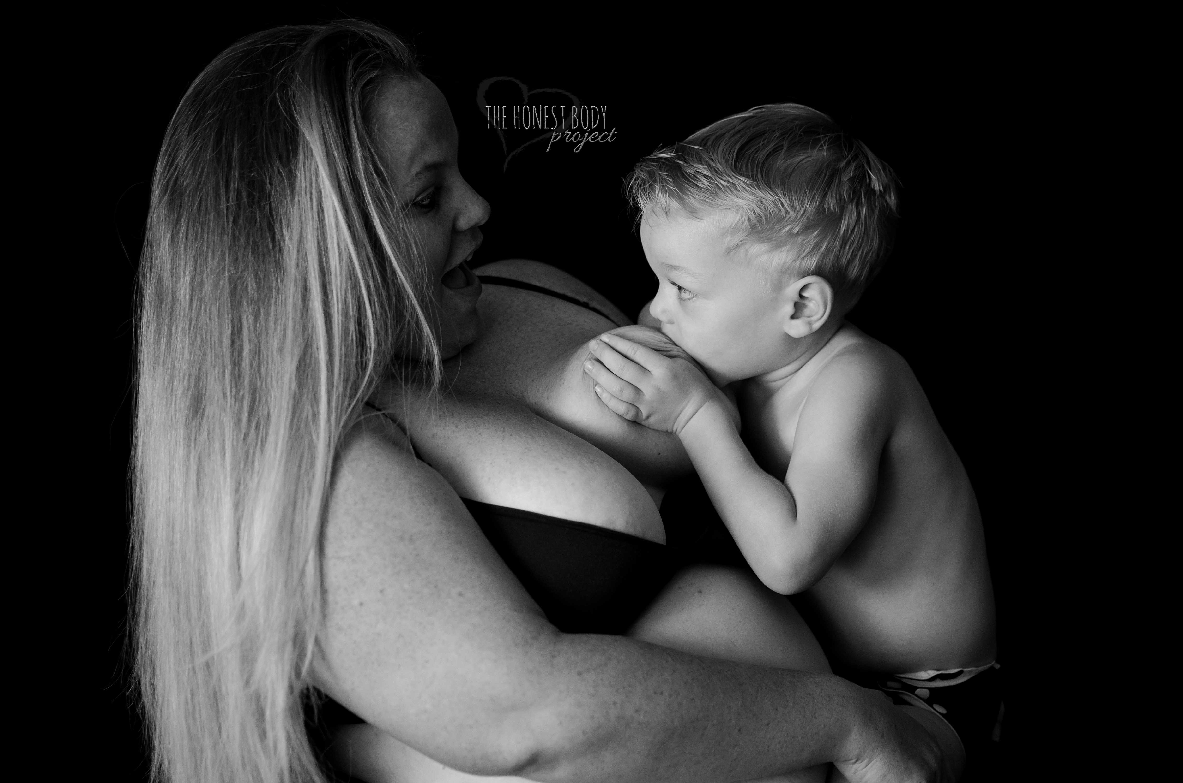 сын трогает маму за грудь фото 27