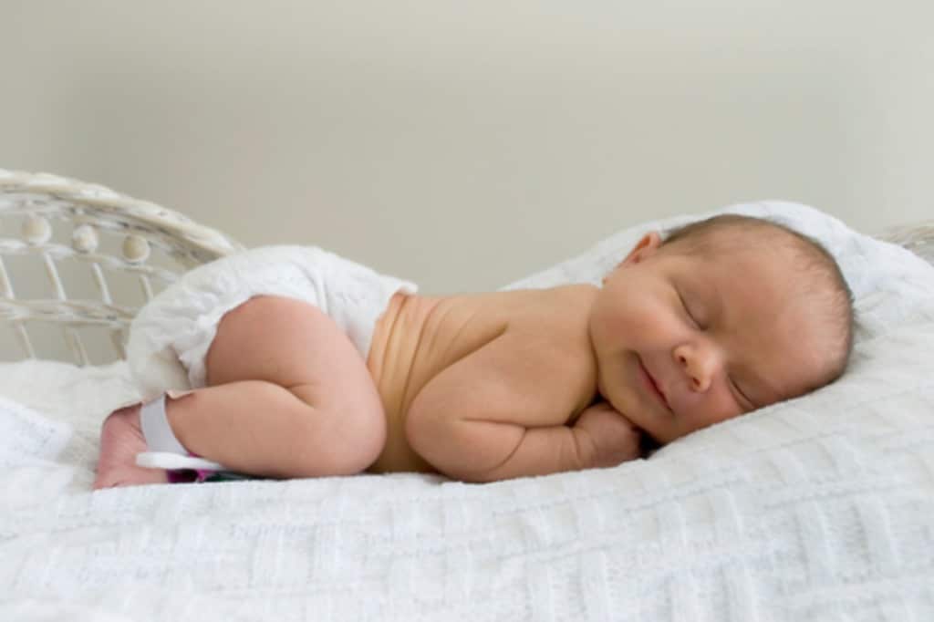 Можно ли новорожденному спать на спине или боку и есть ли от этого вред. сон младенца на боку: вред или польза поза, когда малыш спит на боку