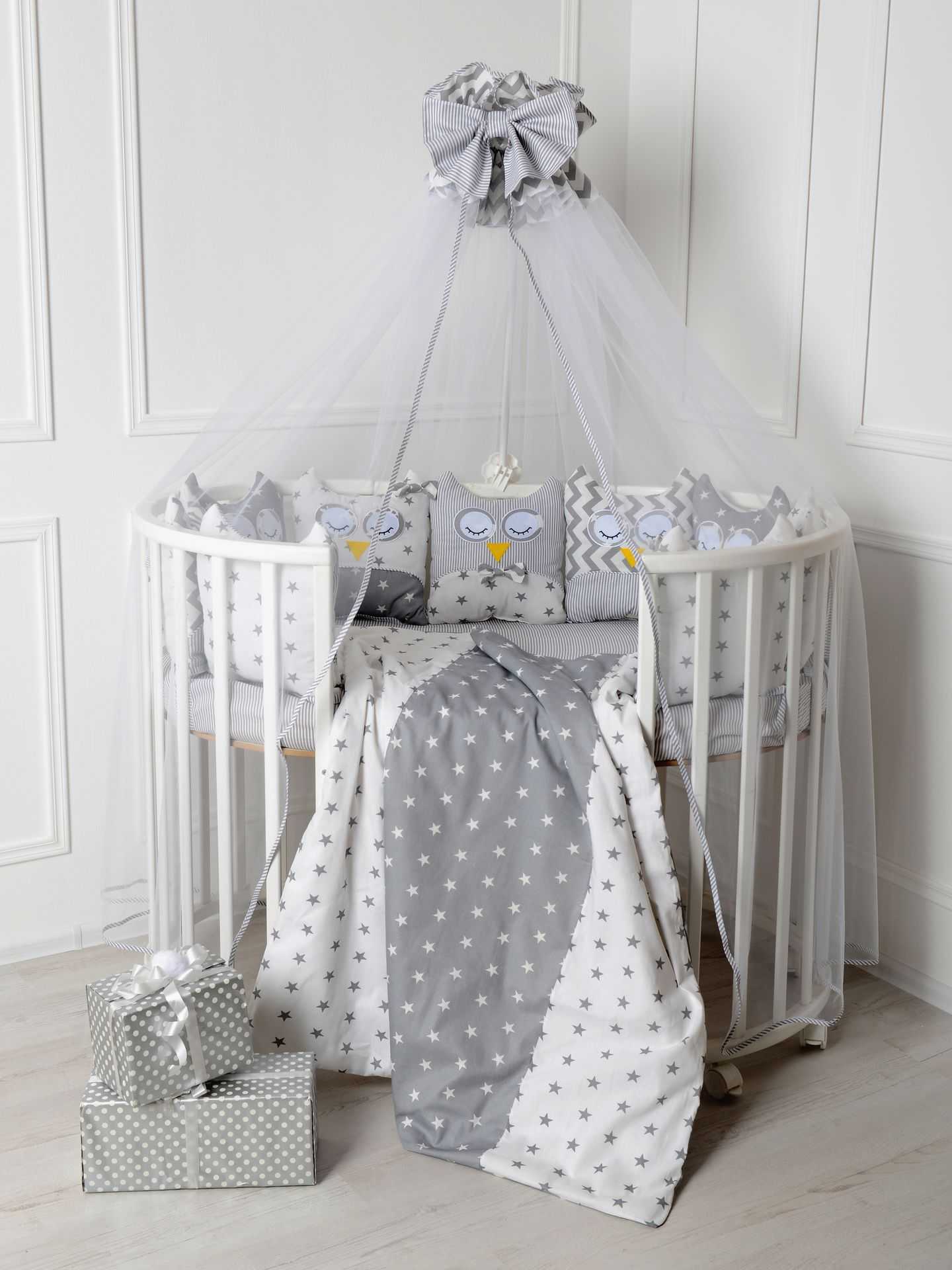 Комплекты в кроватку для новорожденных (32 фото): детские наборы с бампером, 7 предметов, комплект белья для круглой кровати, набор с балдахином
