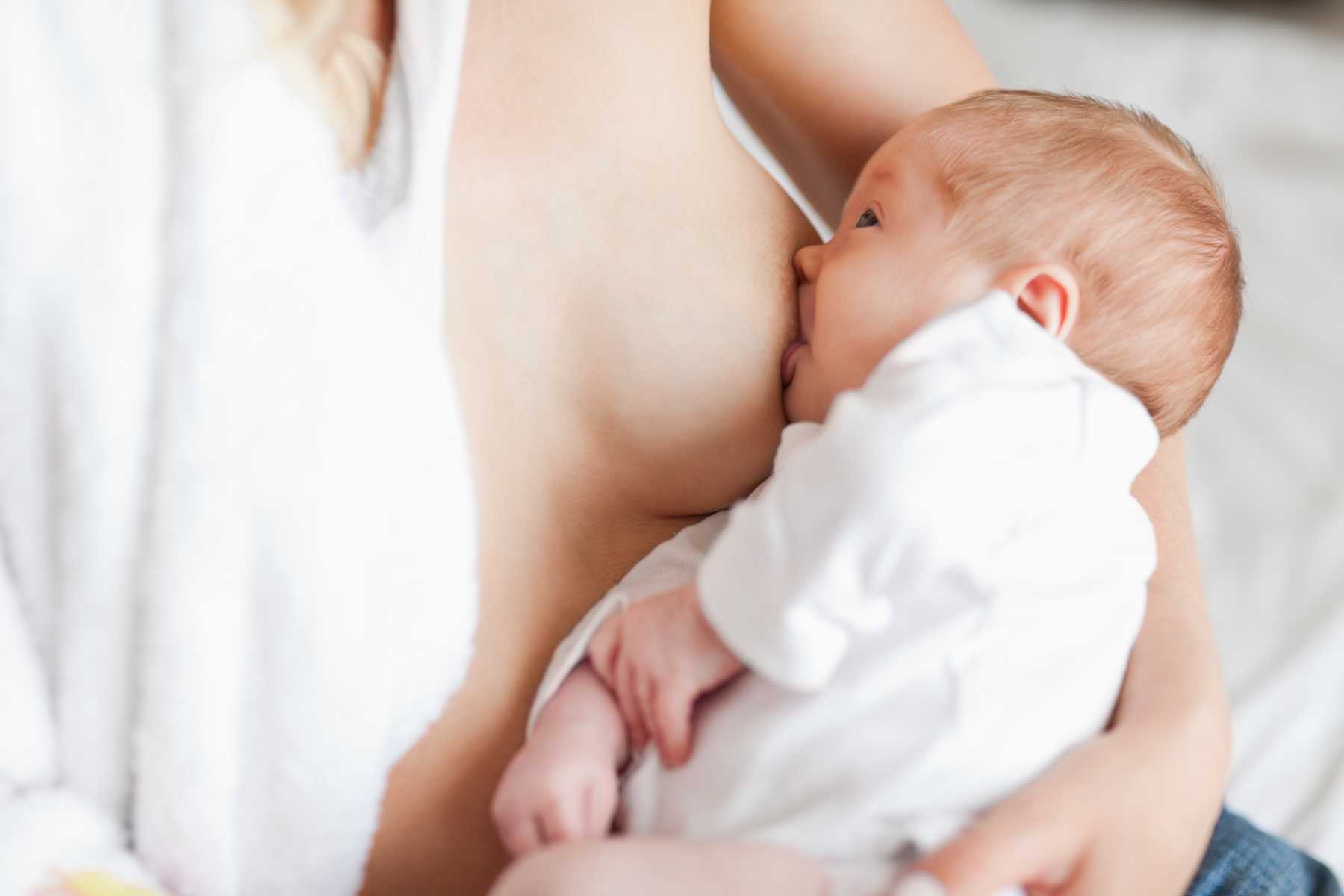 Время сосания груди, достаточное для новорожденного ребенка, чтобы наестся
