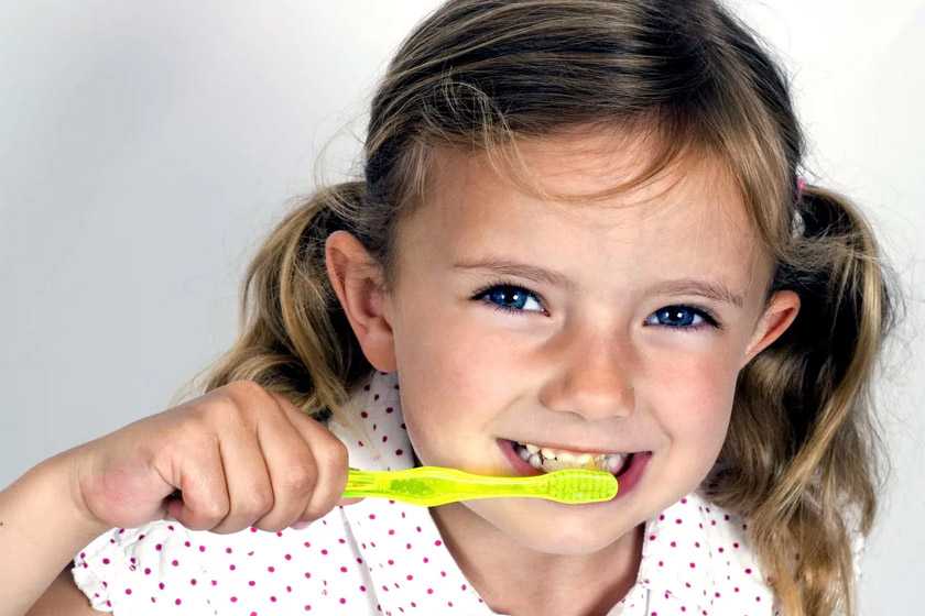 Как правильно чистить зубы детям 1 год - техника, приучение, детские средства
