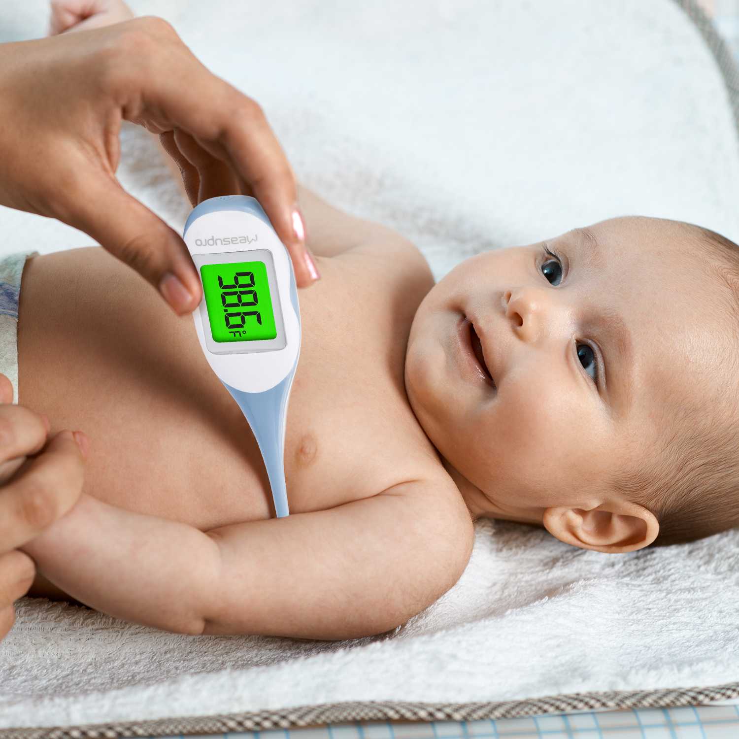 Температура через рот. Цифровой градусник меряет температуру тела. Ребенок с градусником. Термометр для тела новорожденного. Электронный термометр для новорожденных.