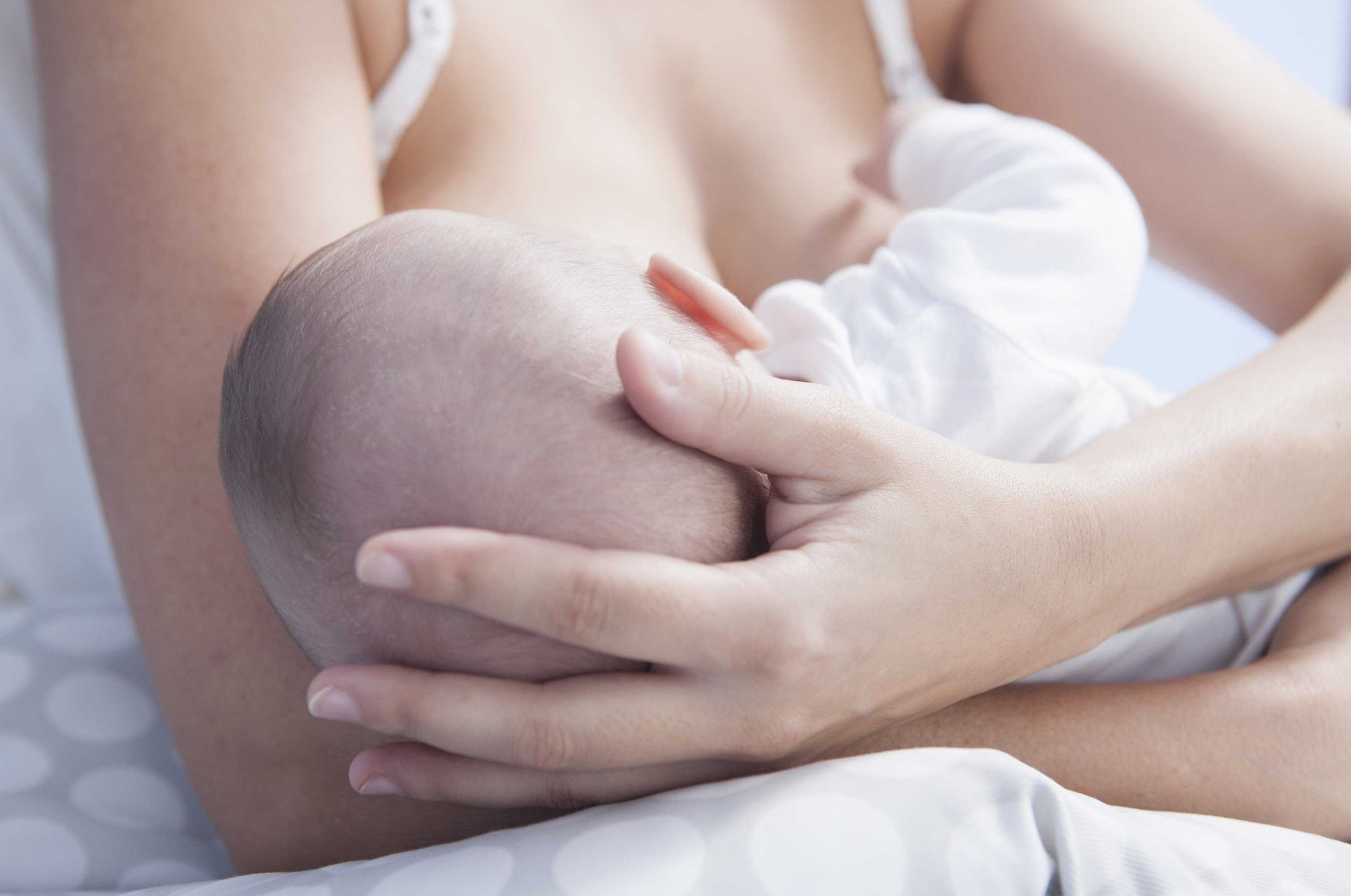 Как увеличить количество грудного молока у кормящей мамы: основные методы