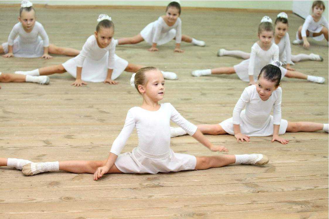Стоит ли отдавать ребенка на художественную гимнастику и что дают такие уроки?