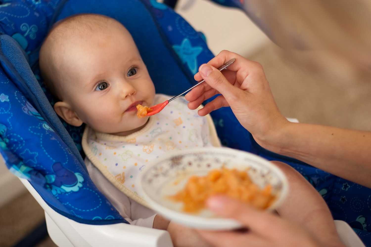 Младенец много и часто ест: причины и последствия