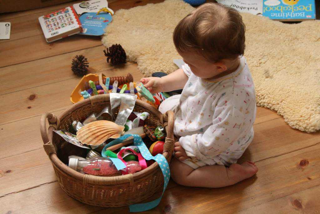 Чем заняться с годовалым ребенком домашних условиях: во что играть, чему учить