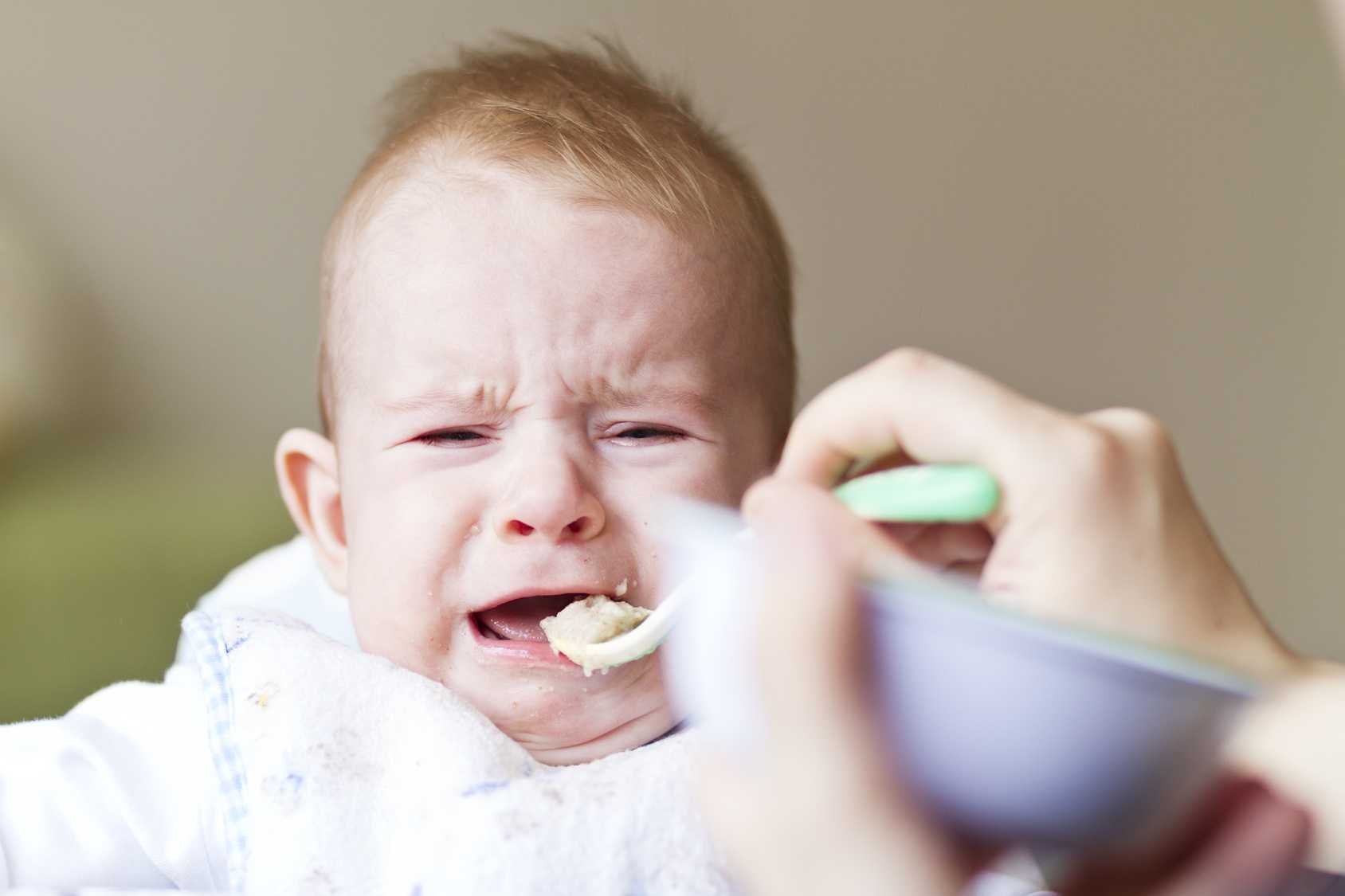 Новорожденный мало ест и мало сосет грудь: почему так происходит