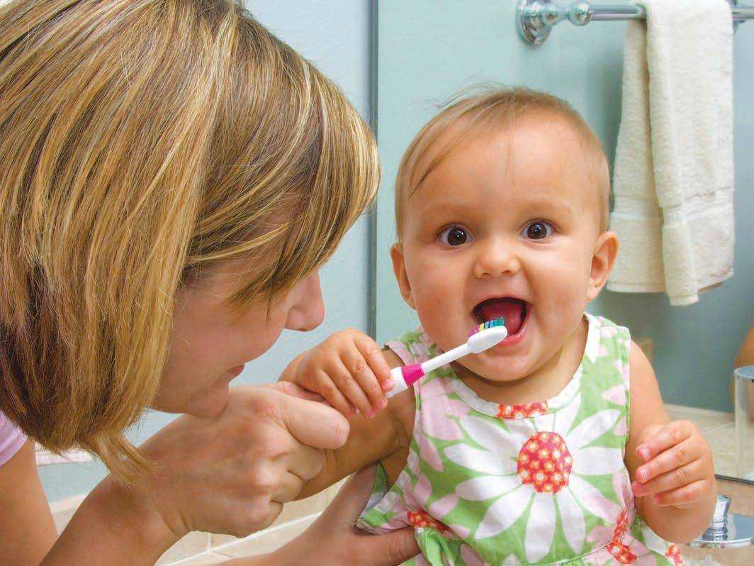 С какого возраста начинать ухаживать за детскими зубами?