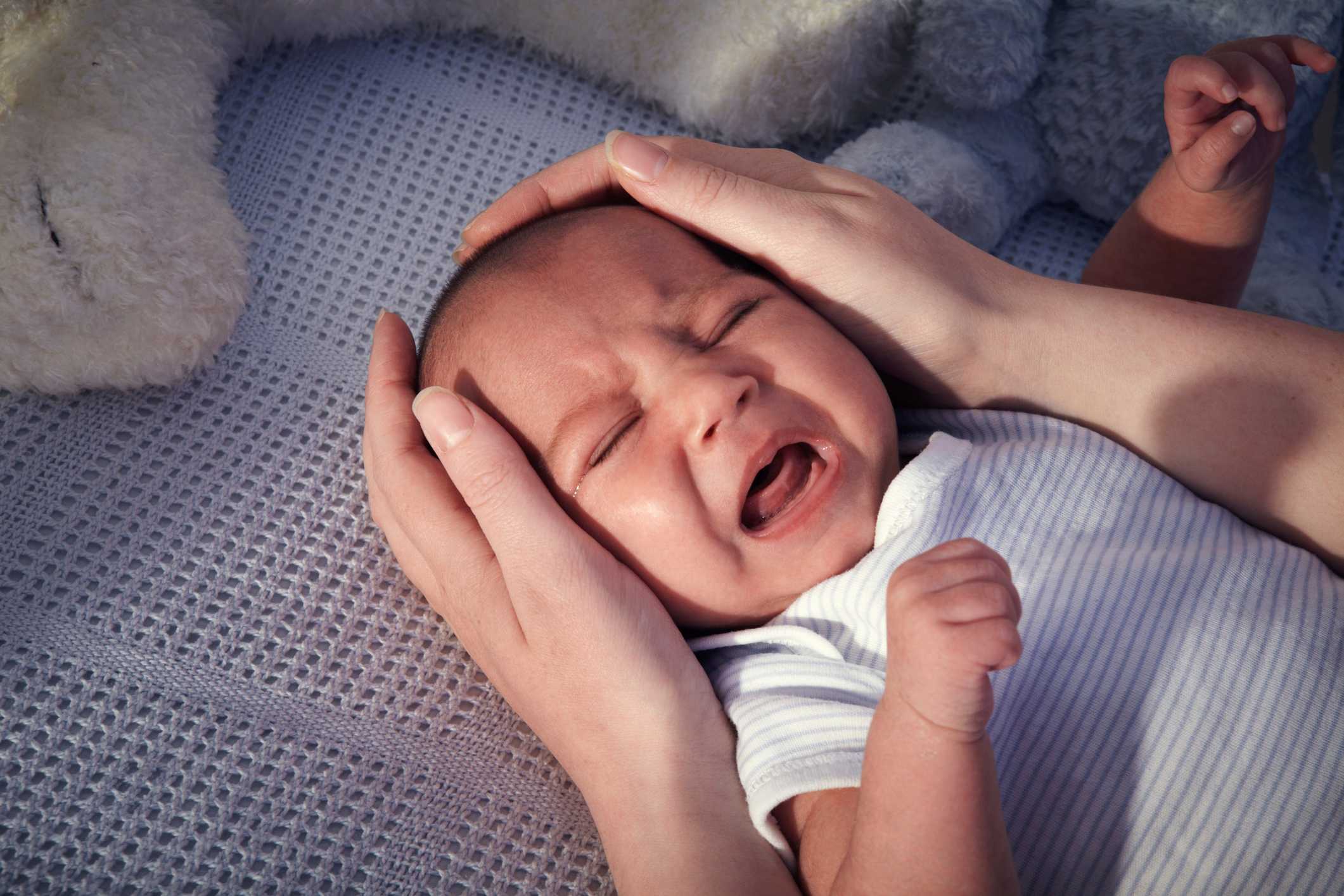 Ребёнок 6 месяцев плачет во сне: методы быстрой помощи и диагностика проблемы