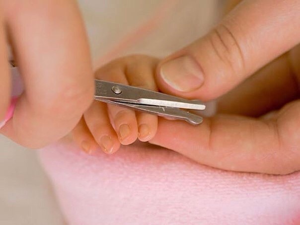 Пособие как стричь ногти новорожденным и когда это делать в первый раз