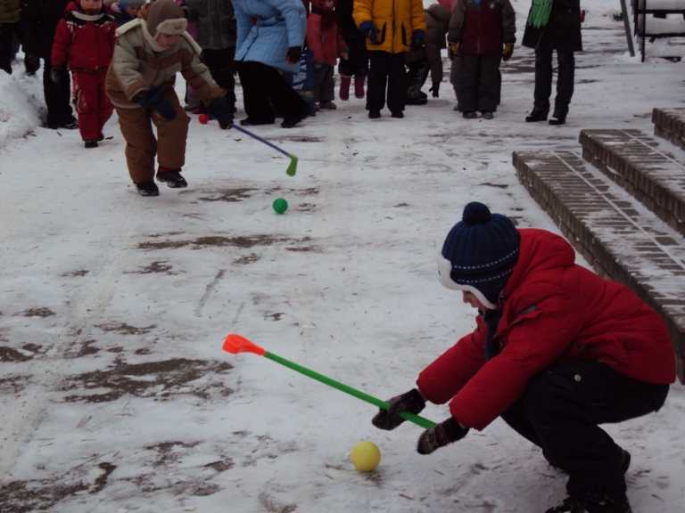 Новые игры на улице. Зимние соревнования для детей. Зимние игры для детей на улице. Забавы для детей на улице зимой. Соревнования на улице зимой для детей.