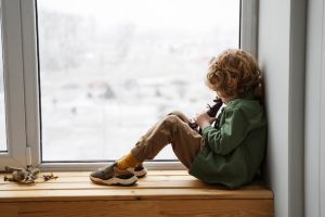 Когда дом не даёт опоры: как зависимости и стресс родителей меняют детство
