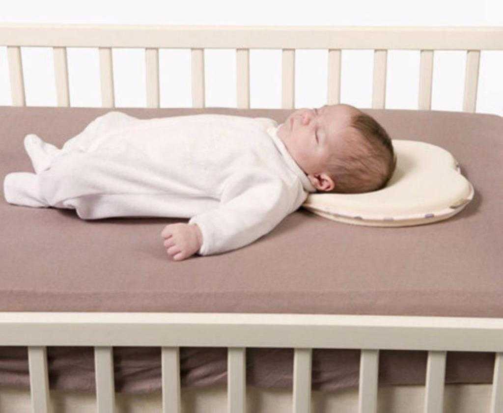 Как правильно должны спать новорожденные в кроватке: в каком положении, можно ли на боку