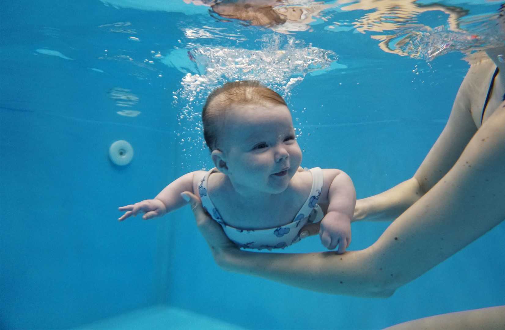 Плавание для самых маленьких - путь к укреплению иммунитета и позвоночника - календарь развития ребенка