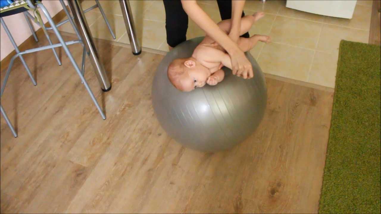 Упражнения на фитболе для грудничков - комплексы занятий для малышей 1,2,3 и 4-6 месяцев