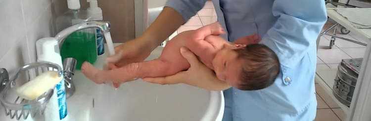 Новорожденная девочка: уход после роддома в первые дни за интимными местами, гигиена младенца в первый месяц