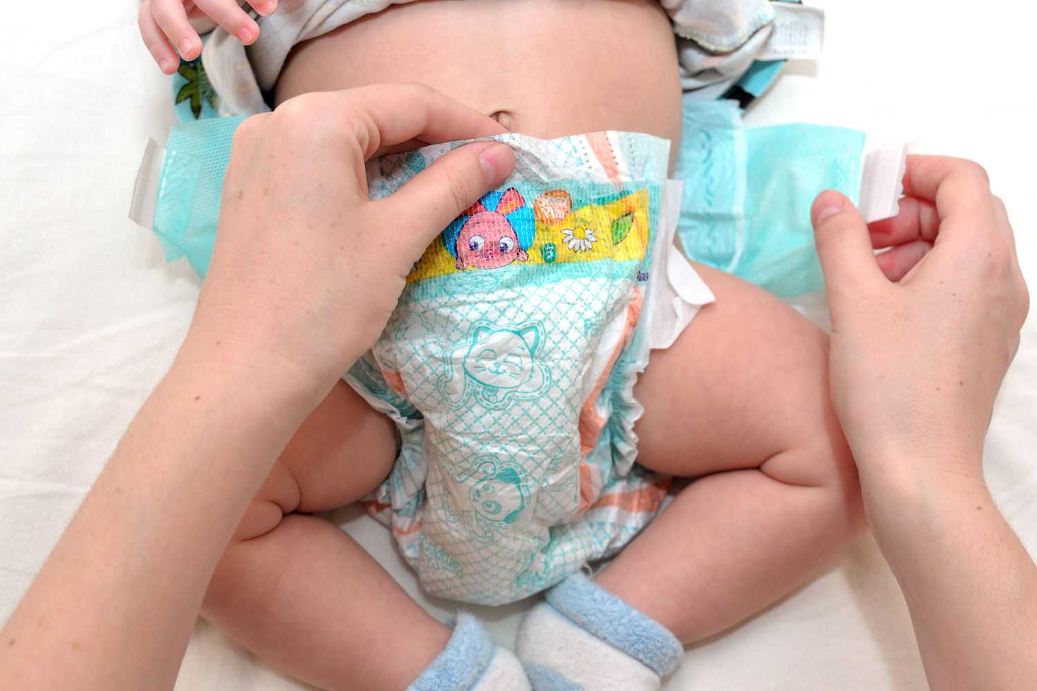 Подгузники для новорожденных мальчиков. Одевание памперса грудничку.