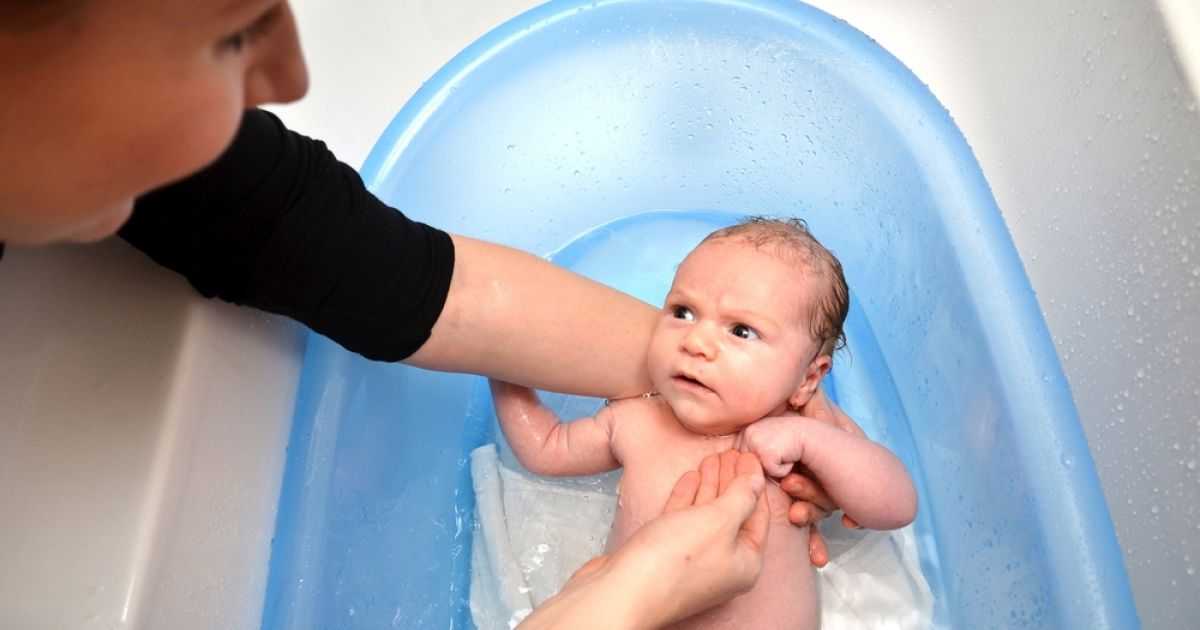Искупала малыша в горячей воде. Купание новорожденного ребенка. Для мытья ребенка в ванной. Купание новорожденногоививанной. Дети моются в ванной.