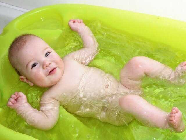Как приготовить воду для купания грудного ребенка