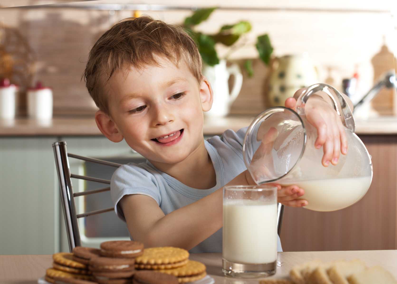 Пьет молоко на английском. Ребенок пьет молоко. Молоко для детей. Мальчик с молоком. Дети за столом.