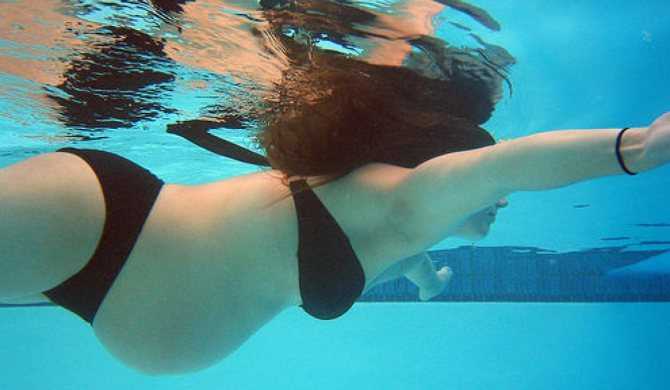 Можно ли купаться беременным: на море, озере, речке, в бассейне