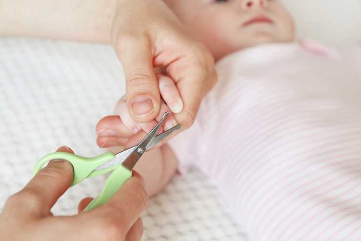 Как подстричь ногти новорожденному первый раз - всё о грудничках