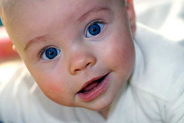 Цвет глаз у новорождённого: когда он меняется и отчего это зависит