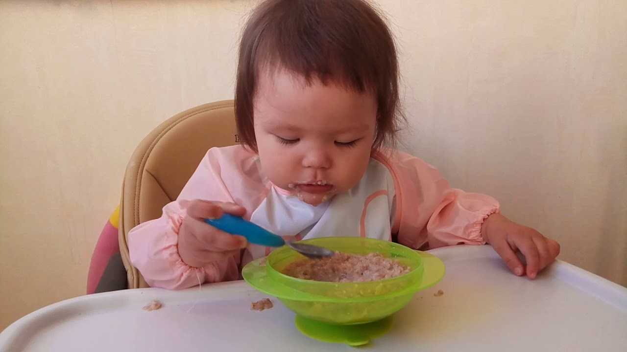 Как научить есть кусочки. Учим ребенка кушать самостоятельно. Учим ребенка есть ложкой самостоятельно. Ребенок кушает самостоятельно. Кушать ложкой.