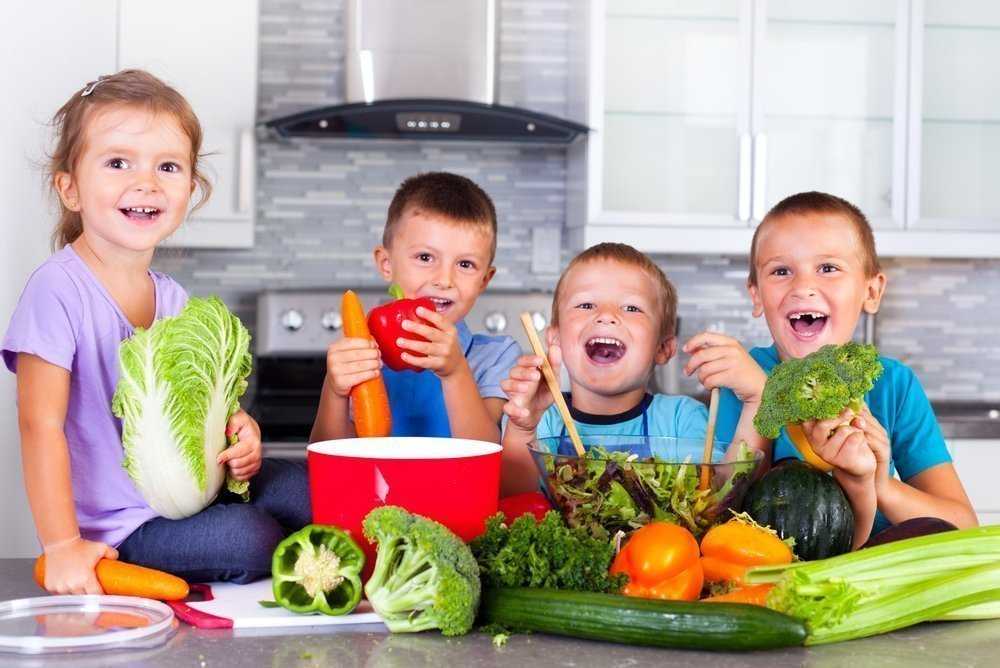 Как воспитать у детей здоровое отношение к питанию: 9 советов