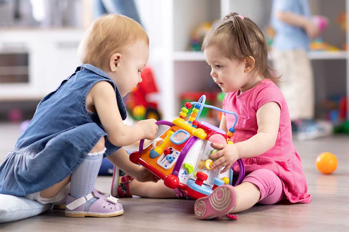 Почему дети не хотят делиться своими игрушками и что с этим делать