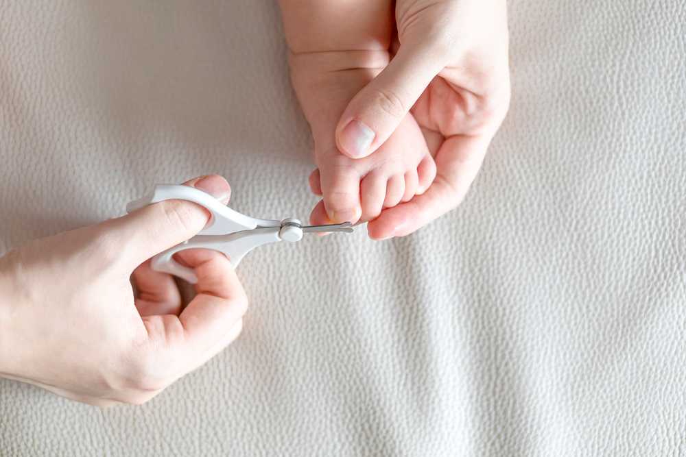 Как подстричь ногти новорожденному маникюрными ножницами и щипчиками, чтобы он не испугался
