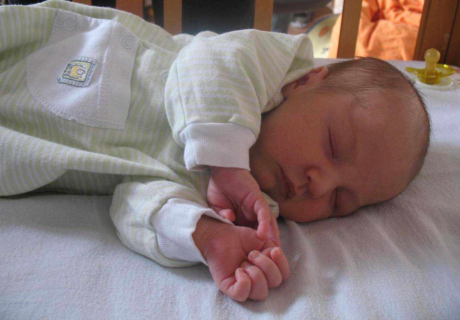 Можно ли спать на животе новорожденному ребенку |