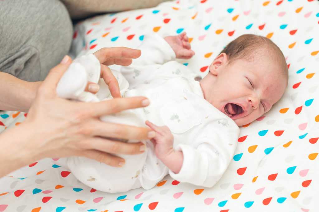 Как лечить колики у новорожденных