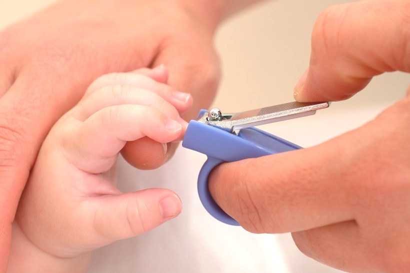 Как правильно подстричь ногти новорожденному и когда это делать?