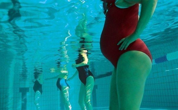 Беременность и бассейн: польза бассейна для будушей мамы и противопоказания. что взять с собой в бассейн?