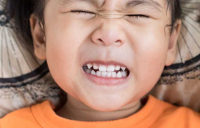 Скрежет зубами у ребенка причины — зубы