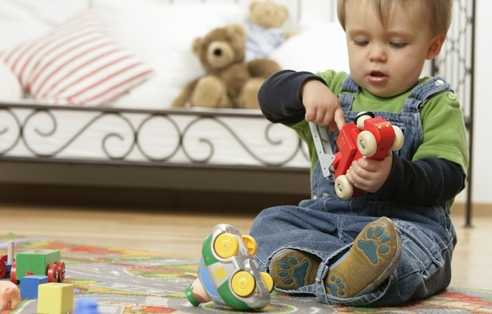 Почему ребенок ломает игрушки и что с этим делать
