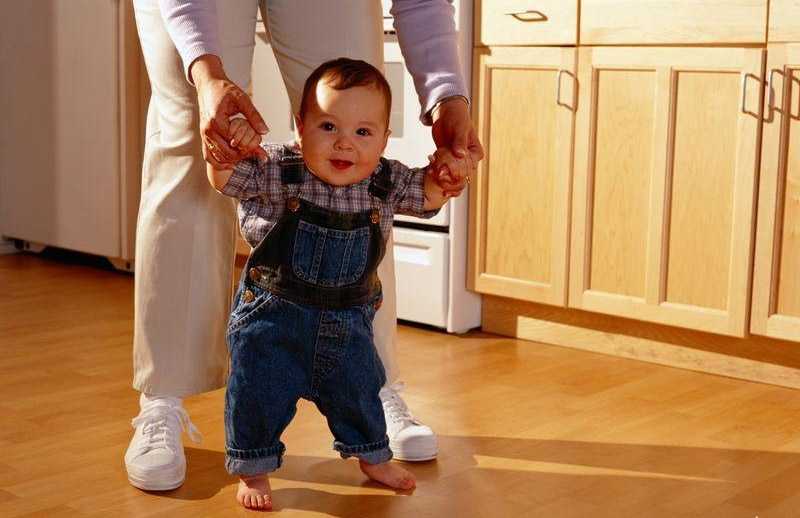 Как научить ребенка ходить самостоятельно: сроки и условия