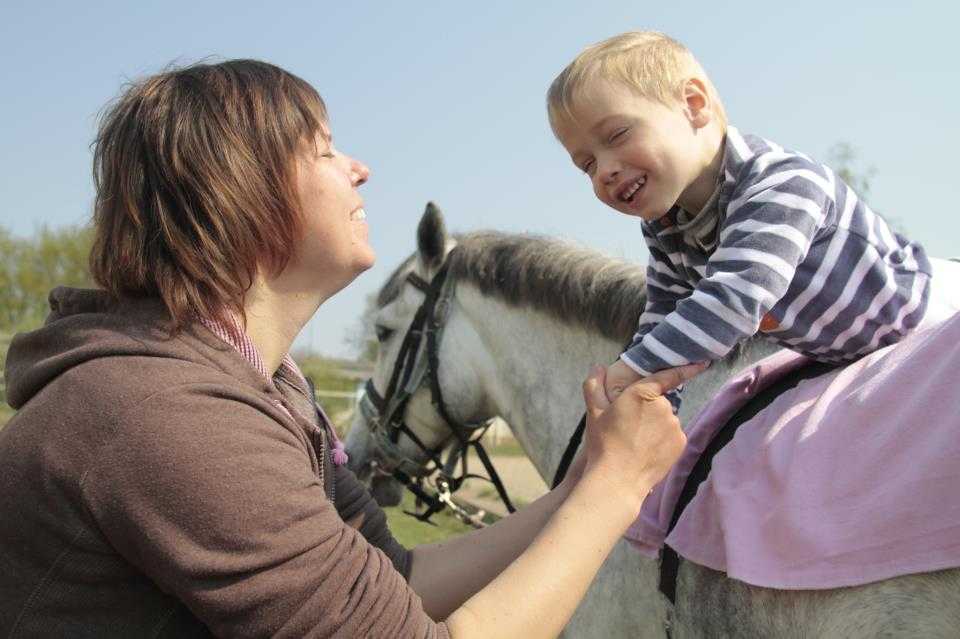 Иппотерапия: лечение лошадьми детей-инвалидов с дцп и аутизмом, отзывы