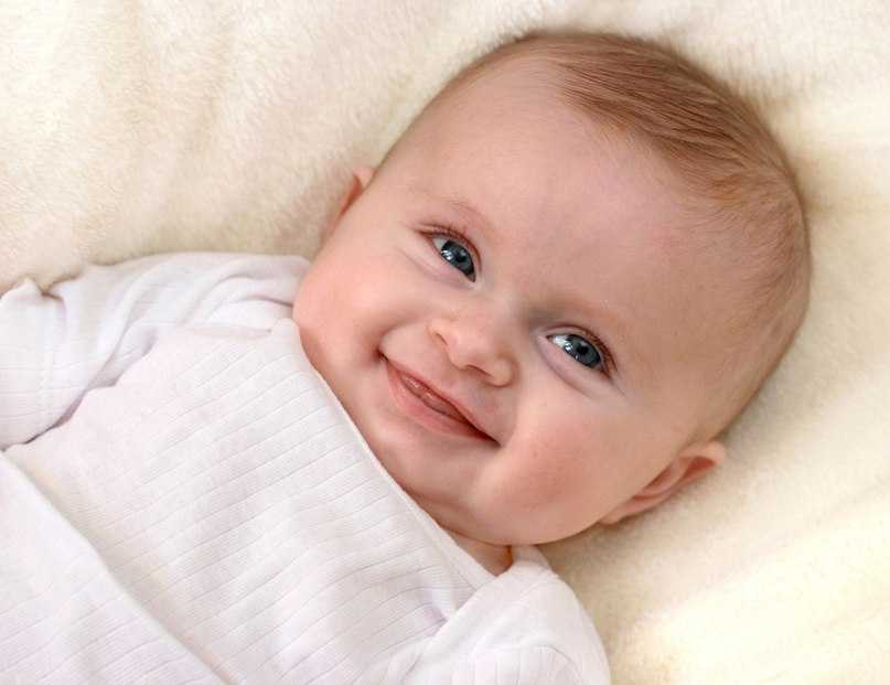 Когда ребенок начинает улыбаться осознанно: возраст, помощь в этом
