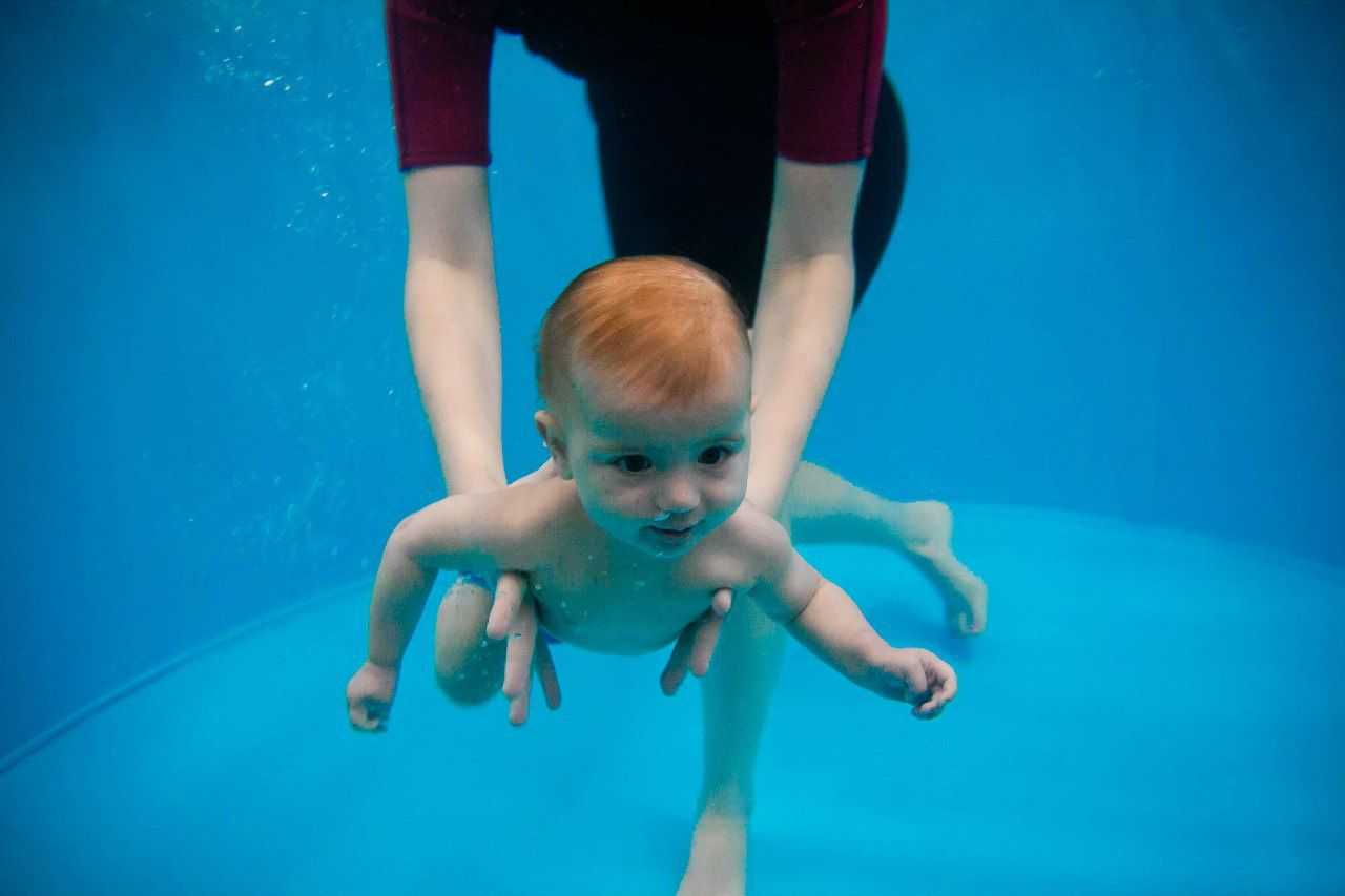 Занятия в бассейне с грудничком: все для грудничкового плавания с мамой