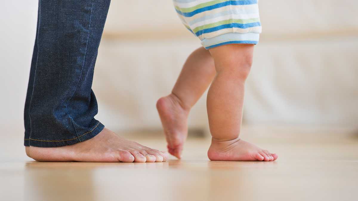Ребенок ходит на носочках: причины, советы родителям