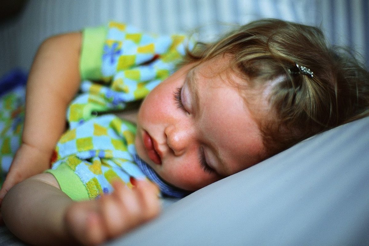 Грудничок плохо спит ночью и часто просыпается: мнение доктора комаровского